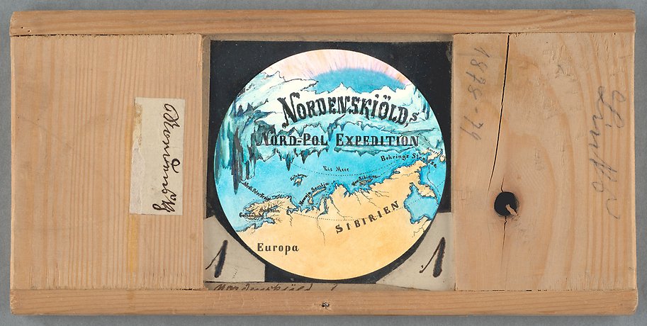 Målning fäst i träram. Den föreställer en karta över Nordpolen i färg och innehåller även texten "Nordenskiölds Nord-pol expedition".